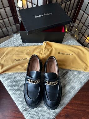 Women’s Black Chain-Trim Leather Loafers